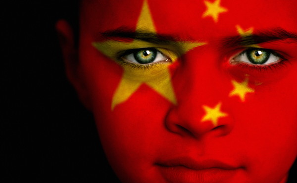 Taranto: giovane con bandiera cinese sul volto