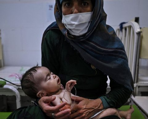Afghanistan: una madre con il suo bambino