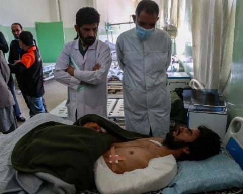Afghanistan: medici attorno ad un ferito grave