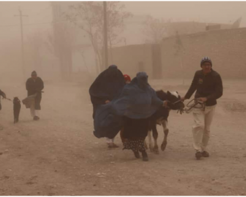 Afghanistan: alcune persone in cammino
