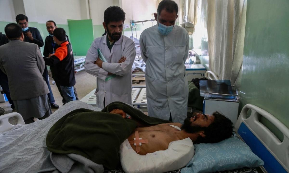 Afghanistan: medici attorno ad un ferito grave