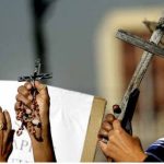 India: cristiani innalzano croci