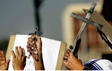 India: cristiani innalzano croci
