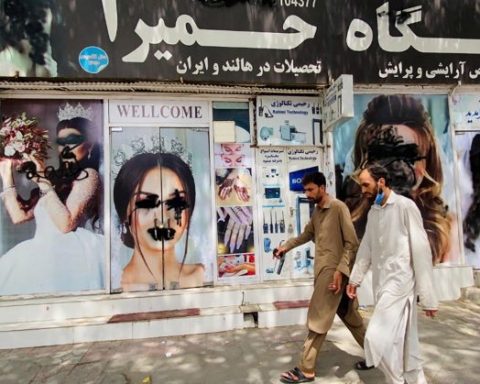 Afghanistan: foto di donne sfigurate sui cartelloni