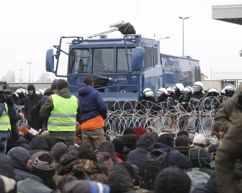 Polonia: migranti davanti al muro