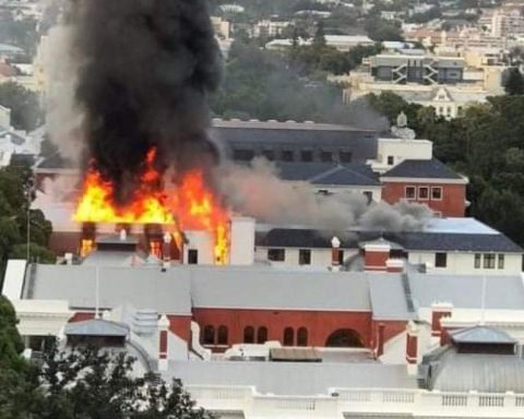 Sudafrica: Parlamento in fiamme