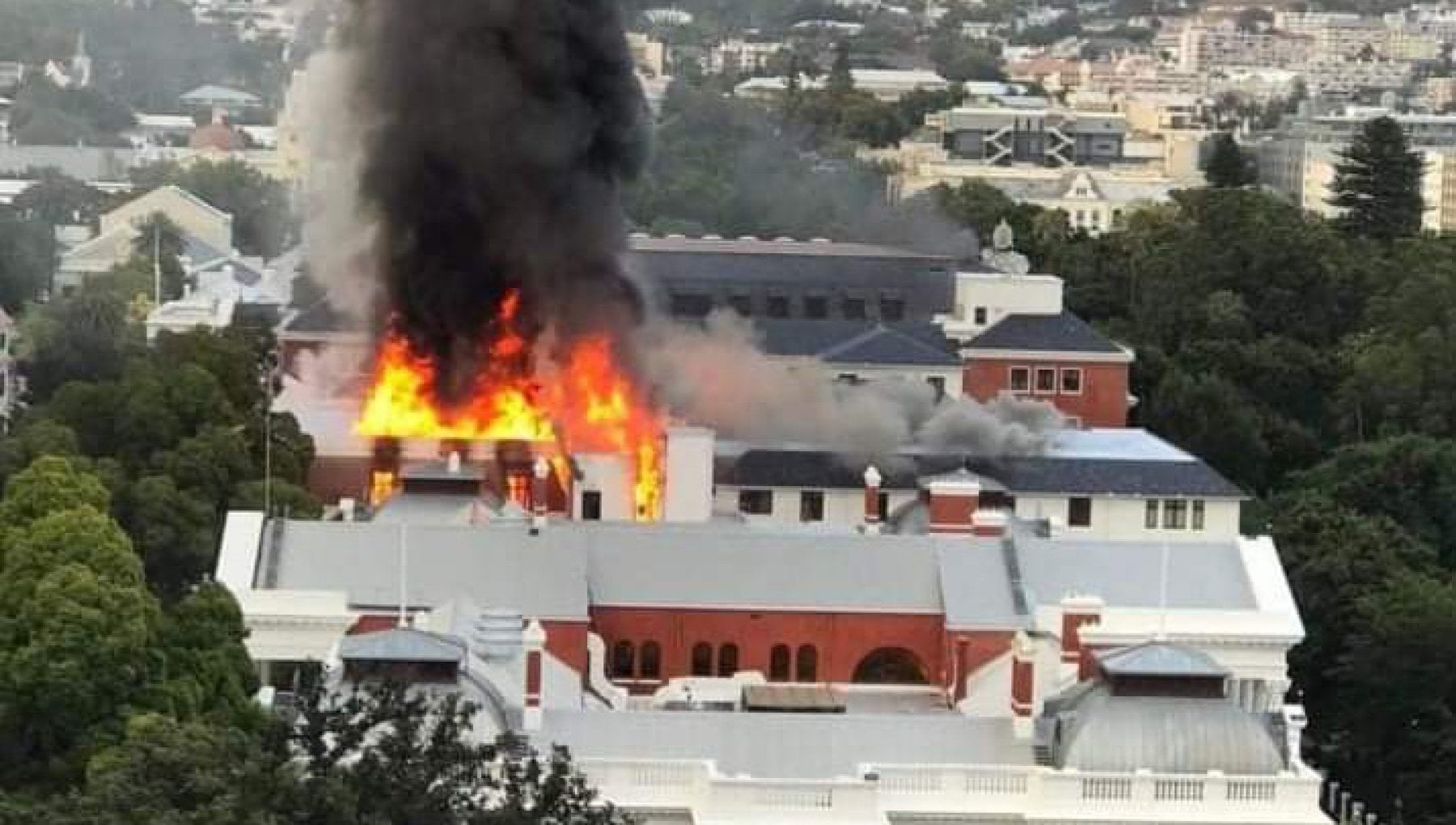 Sudafrica: Parlamento in fiamme