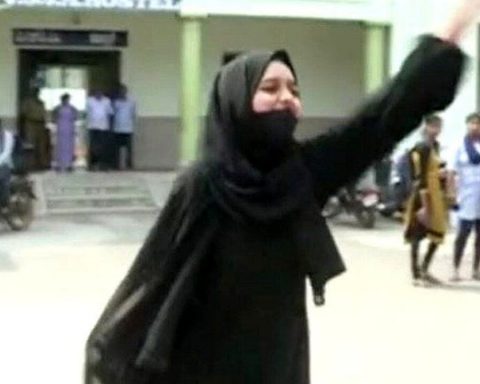 Dieto Hijab: ragazza protesta fuori da una scuola
