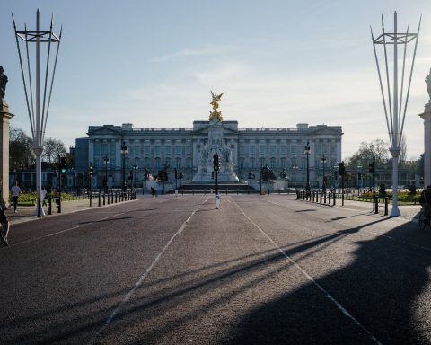 Buckingham Palace - queen covid