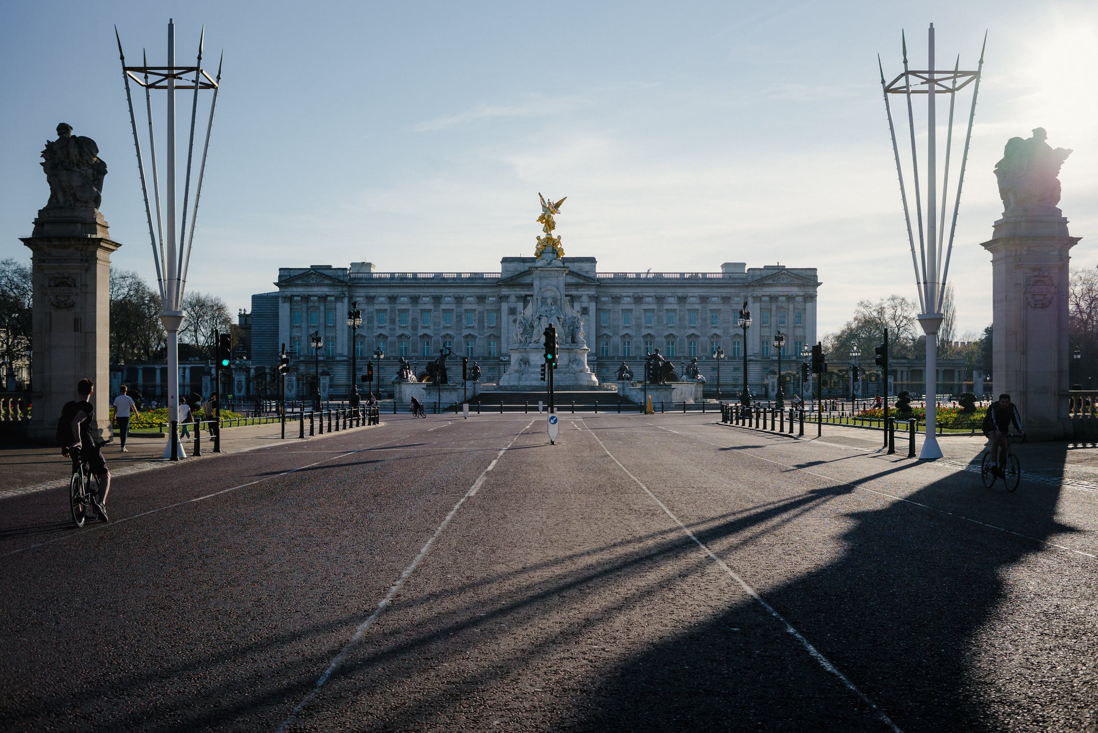 Buckingham Palace - queen covid