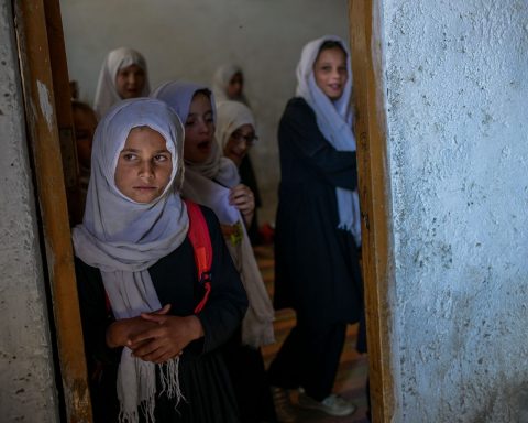 kabul - Afghanistan: ragazzine in una scuola