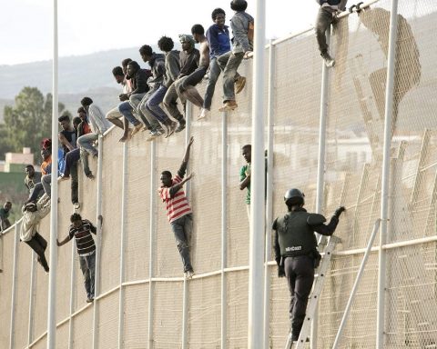 Melilla: migranti cercano di scalare la barriera