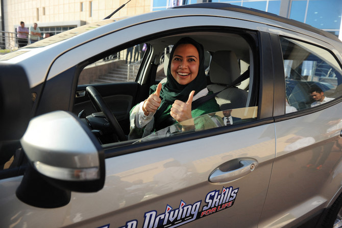 Donna saudita dopo una lezione di guida