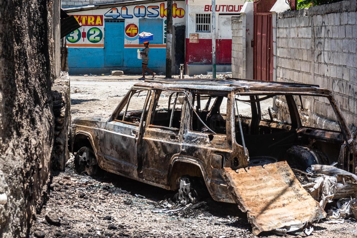 Haiti: macchina bruciata