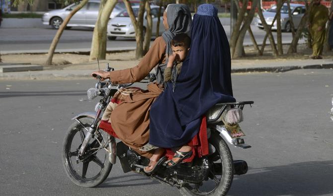 afghanistan: famiglia su un motorino