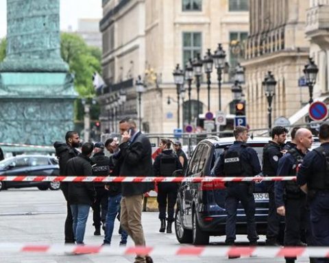 Parigi: polizia indaga