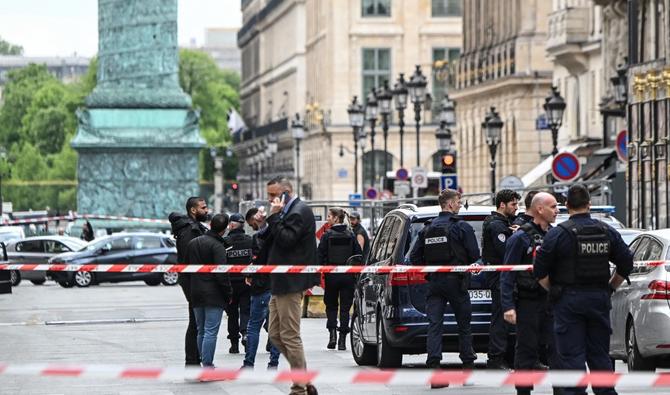 Parigi: polizia indaga