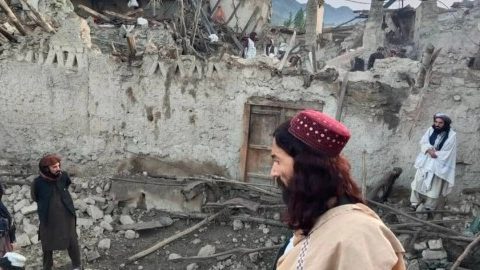 uomo guarda la devastazione in Afghanistan