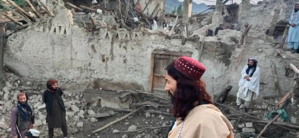 uomo guarda la devastazione in Afghanistan
