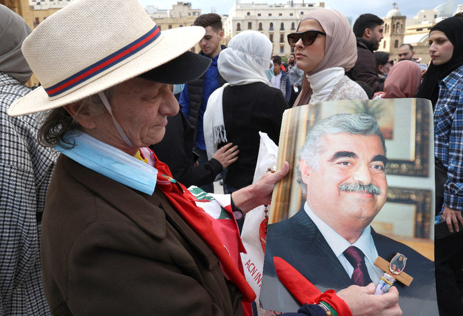 Una sostenitrice di Hariri tiene in mano una sua foto