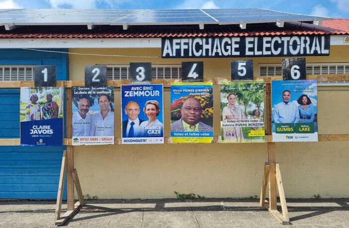 Manifesti elettorali delle legislative nelle Antille