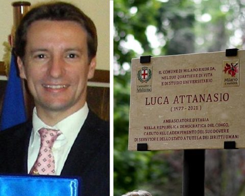 Luca Attanasio e la targa in suo onore