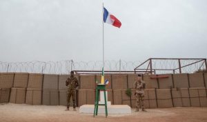 Soldato maliano e uno francese di guardia