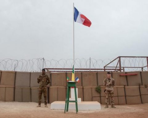 Soldato maliano e uno francese di guardia